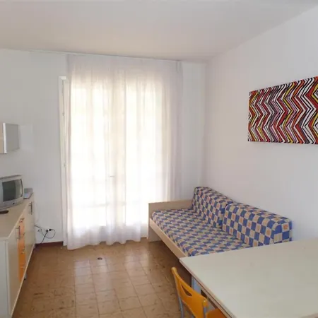 Practical Flat In A In Centre Μπιμπιόνε